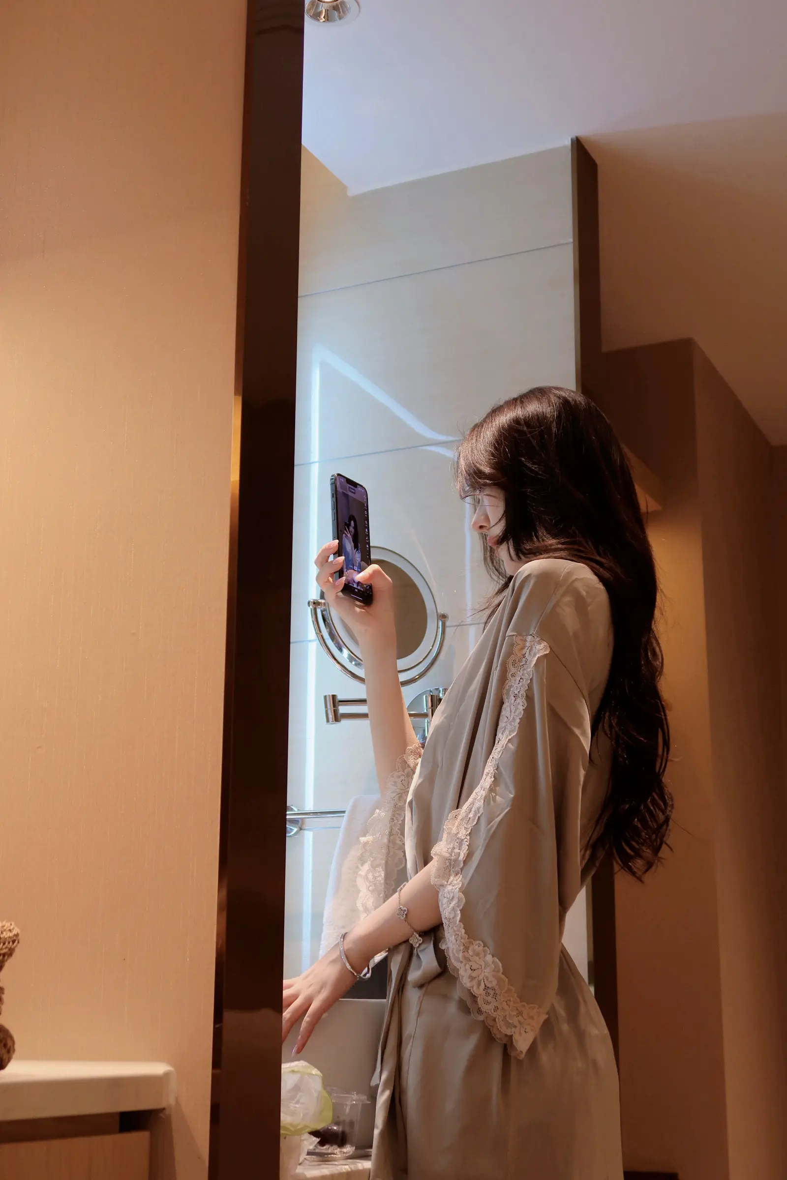 “世人说什么正邪两派，你的手我也不会放开”