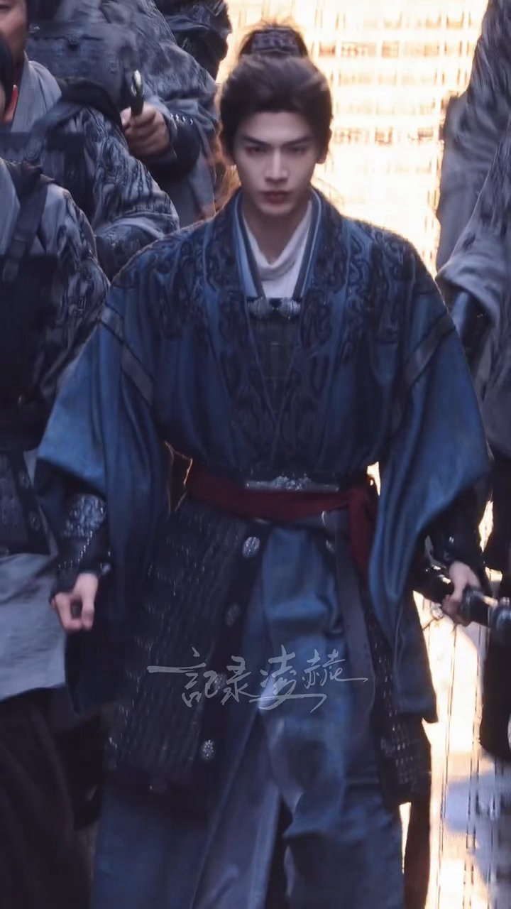 张凌赫 x 归鸾丨萧厉走路粉集合！！！！！ 张凌赫登上法国第一大报纸