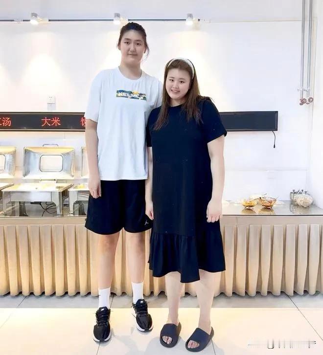新时代女性，女篮同时拥有，女版奥尼尔，可爱大宝贝刘禹彤！无敌中锋，世界之最高！女