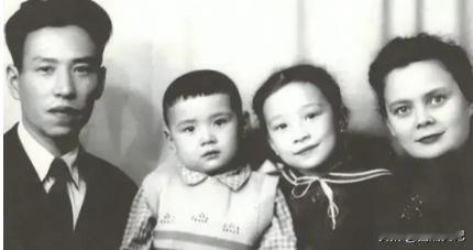 2003年间，一名俄罗斯航天专家来到中国大使馆办理签证，工作人员问他去中国做什么