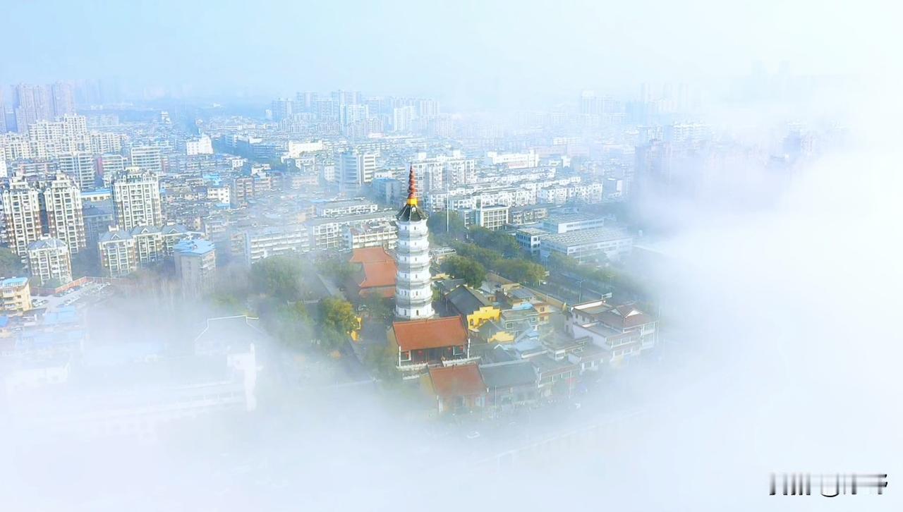 分享一张你去过的寺庙云雾中的安庆迎江寺