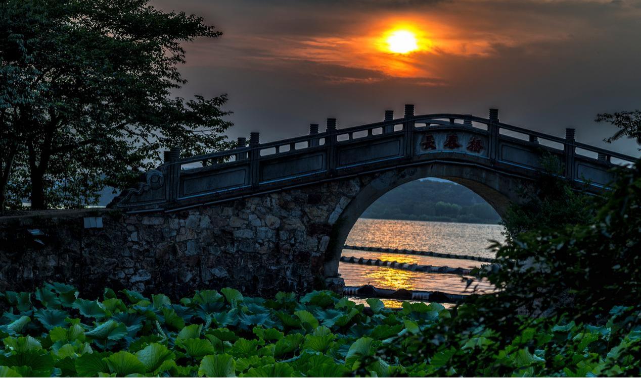 脍炙人口的《枫桥夜泊》第二句就是“江枫渔火对愁眠”，张继夜游苏州明秀风光，为什么