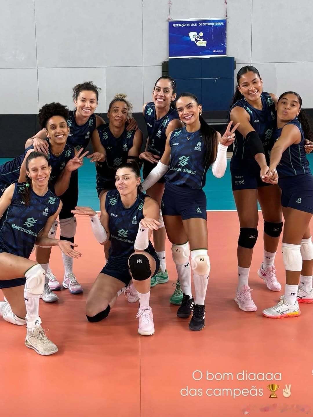 加比和她的团队训练合照。vnl2026巴西女排