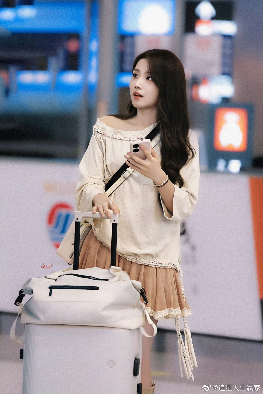 卢昱晓折月亮云厘路透 这个衣服我真的可以 现代装就要穿的这么时髦才可以演现代剧好