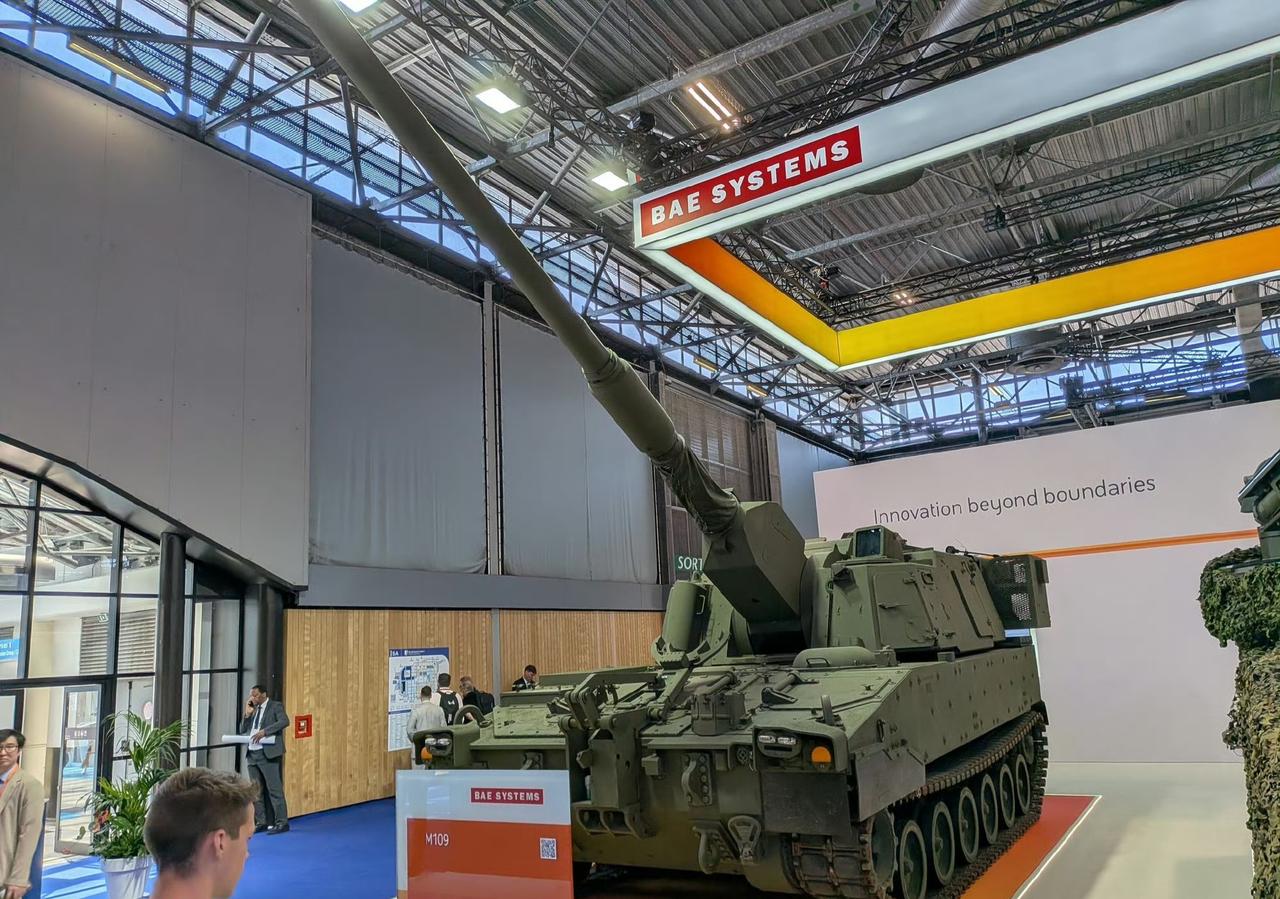 美军M109 52型自行加榴炮的宣传展板上，特意和中国的PLZ-05自行加榴炮的