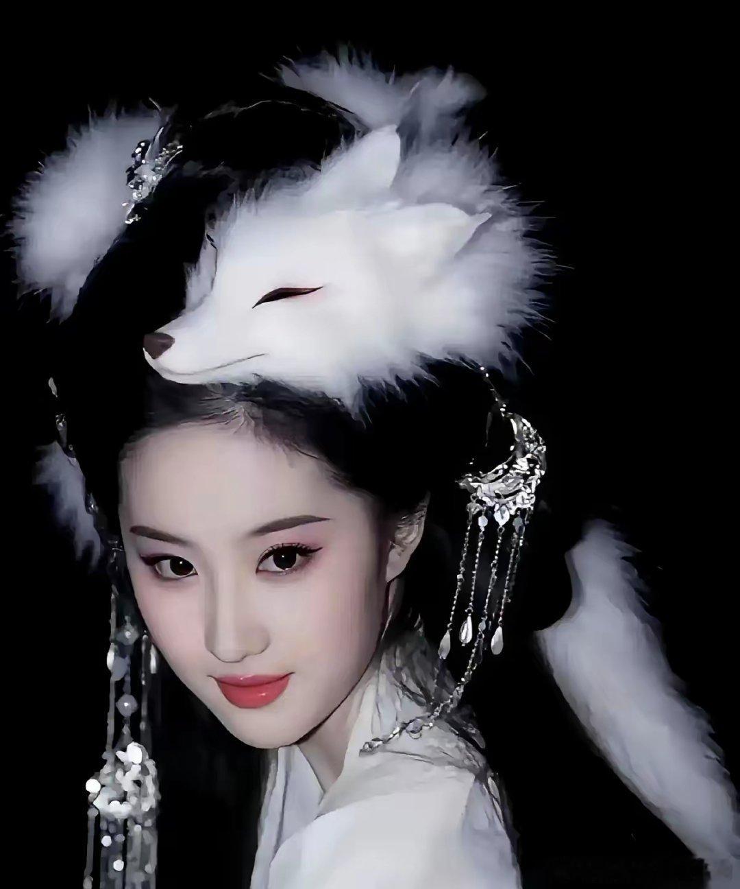 刷到刘亦菲这组新大片，我直接惊到攥紧手机。36岁的年纪，多少女演员要么急着转型演