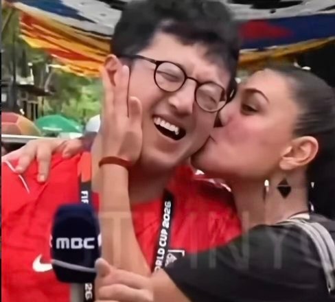 韩国男记者现场报道世界杯，被墨西哥女球迷“突袭”搂住并亲了一口2026美加墨世界