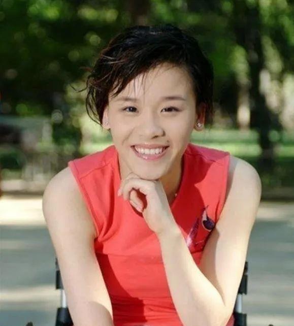 1998年，桑兰瘫痪后拿到了1000万美金的赔偿。就在这个时候，照顾了桑兰9年的