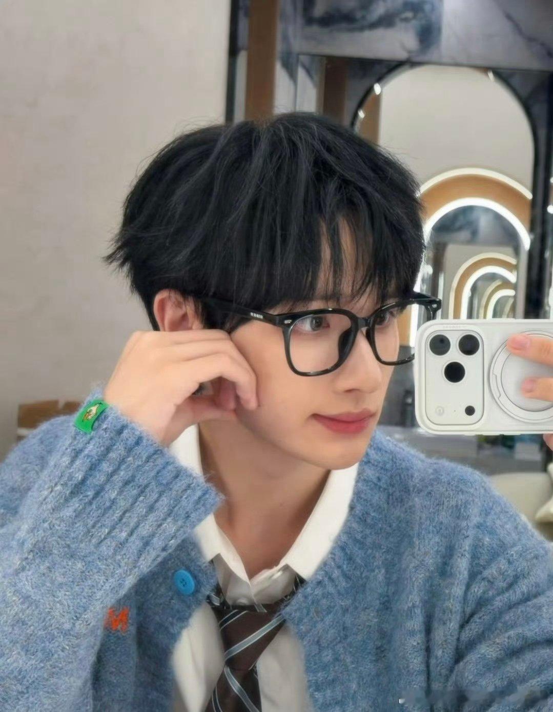 余宇涵尝试一下眼镜余宇涵黑框眼镜自拍 余宇涵的自拍福利！黑框眼镜衬得他又乖又俊，