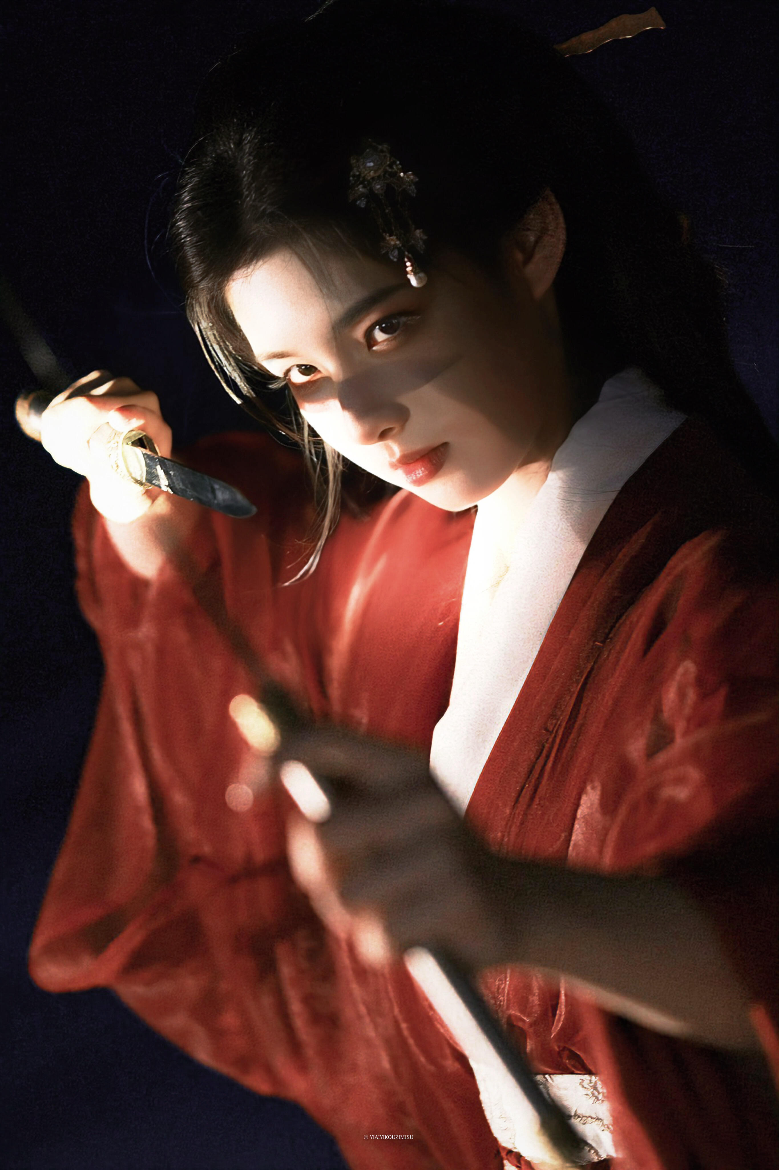 艾米内娱少女上新了 谁懂艾米在《雀骨》预告里的那种水蜜桃感！嫩嫩的、鲜活的、满屏
