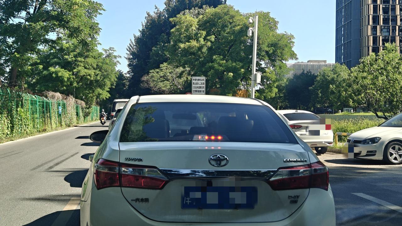 如果不打算到4S店做保养，灯光就得自己经常检测了，尤其是卤素光源的尾灯，比如这种