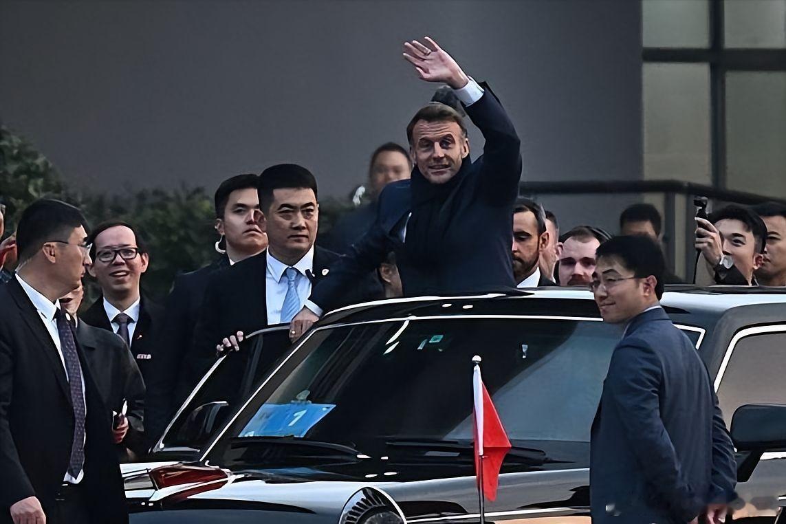马克龙访问川大，法新社镜头里的画面。红旗礼宾车是真够尊的！ 