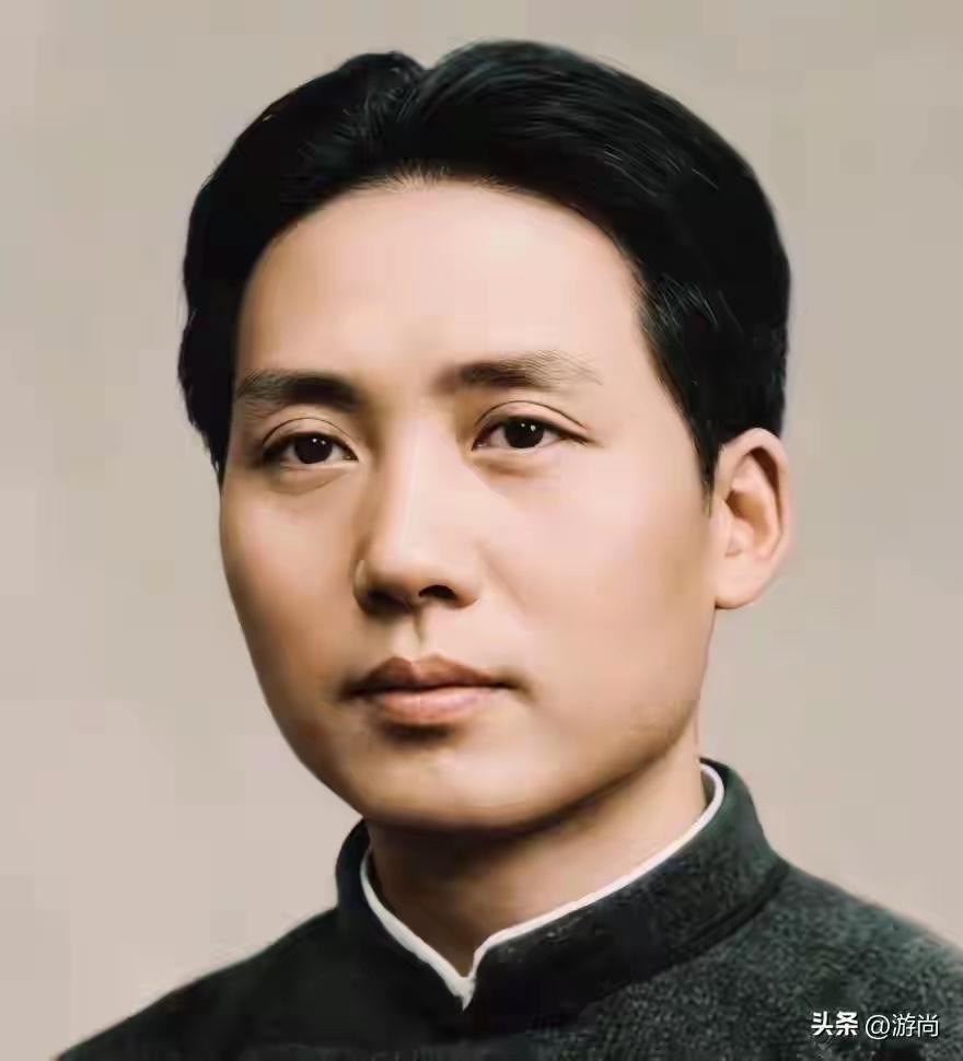 从头条发现了这张照片，应该是修复的高清版，让人一见倾心。照片中的毛主席眉目俊朗、