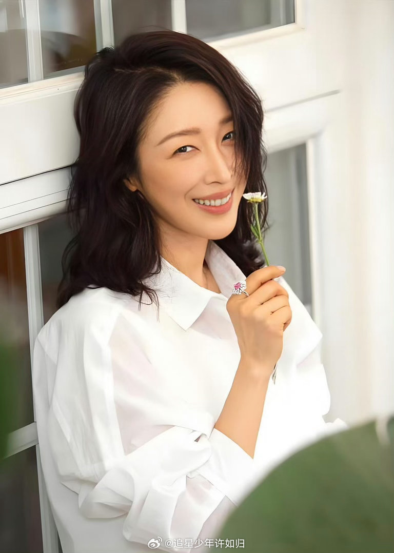 曾经的乐坛天后转型演电影了年过五十依旧保有闯荡的魄力，孙悦丝毫不受年龄束缚，洒脱