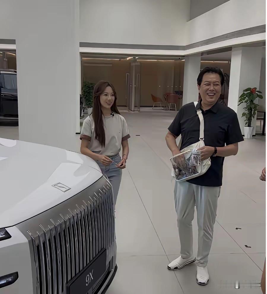 老戏骨唐国强现身新能源汽车4S店看车的照片流传网络。
荧幕之上，他塑造过诸多庄重