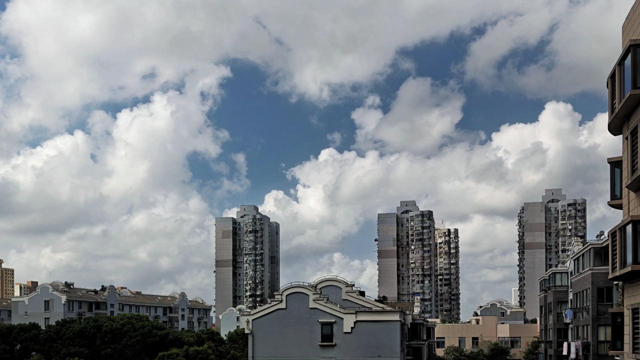 秋天的云彩，如诗如画，交织成一幅立体的画卷。它们在蔚蓝的天空中，或聚或散，或浓或