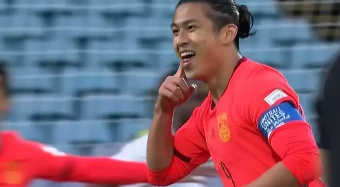 周五，国足在国际足联系列赛对阵库拉索。张玉宁推射破门，打破了长达498天的国足球