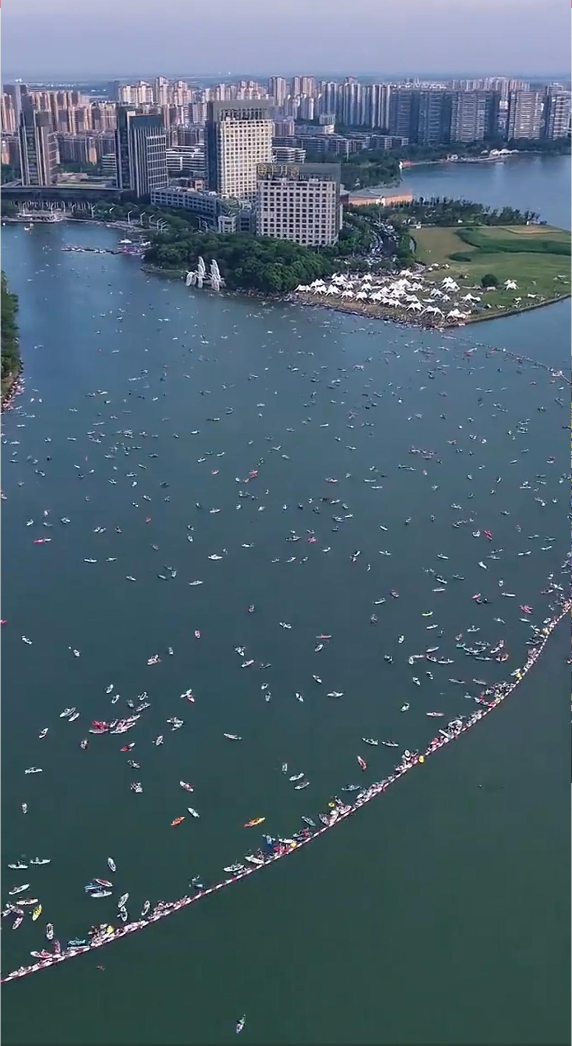 苏州独墅湖成浆板爱好者乐土，一点也不夸张。今年夏天周末，湖面上桨板多到“堵船”。