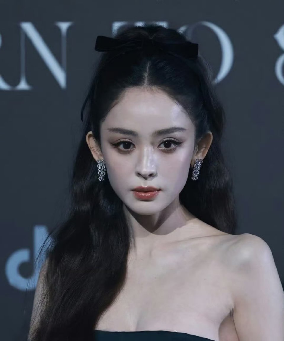 娜扎现实里居然长这样，生到卡粉都看得见 