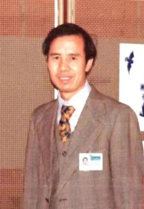 1985年11月，我国外交官何存峰乘坐美国客机飞往纽约，在飞行途中，何存峰去了一