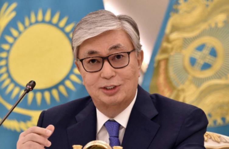 近期，哈萨克斯坦发生了一件大事，他们要修改他们的宪法了。

要知道，宪法是一个国