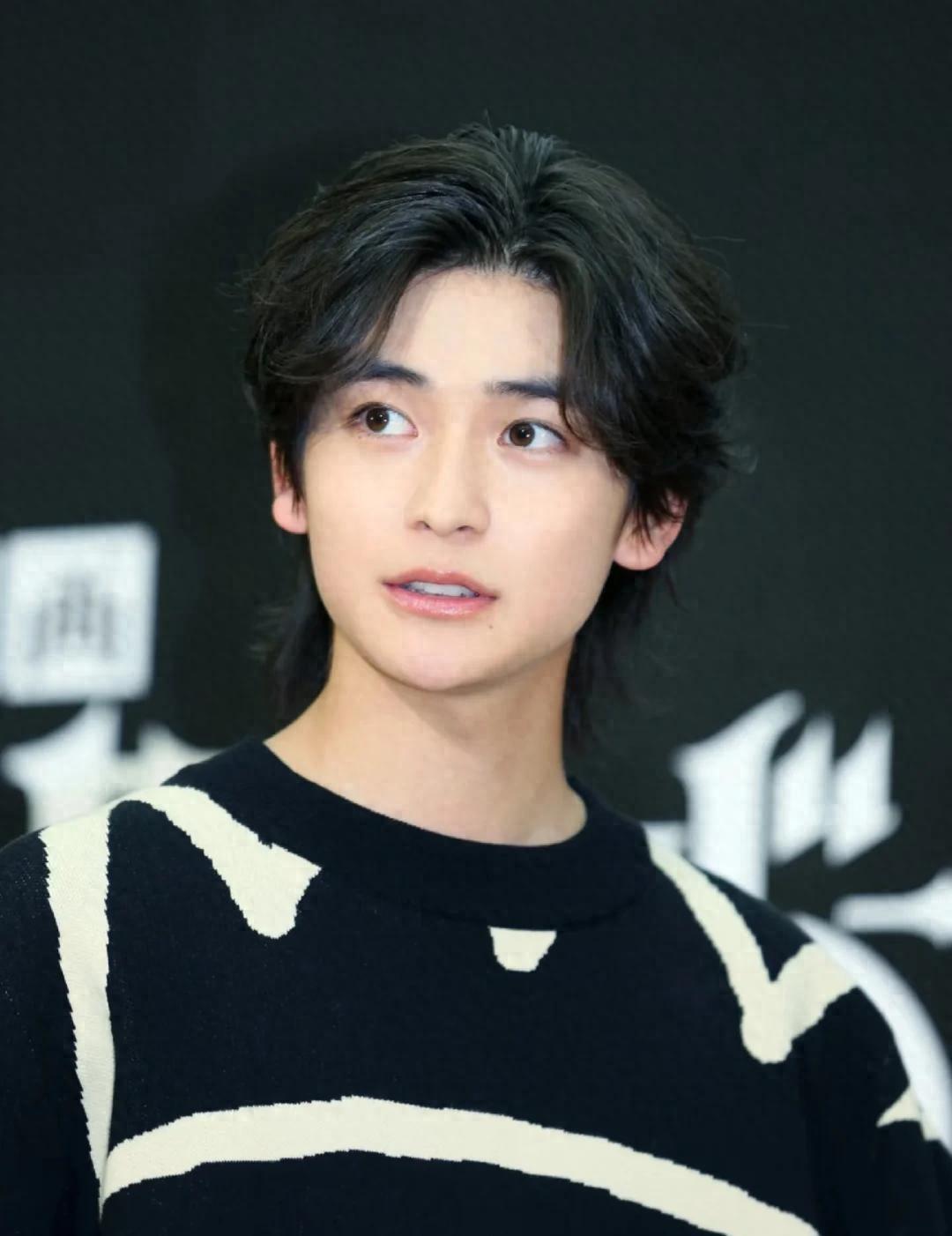 日本最帅男子高中生！

这个男孩叫高桥文哉，家在日本埼玉县，念高二，2017年东
