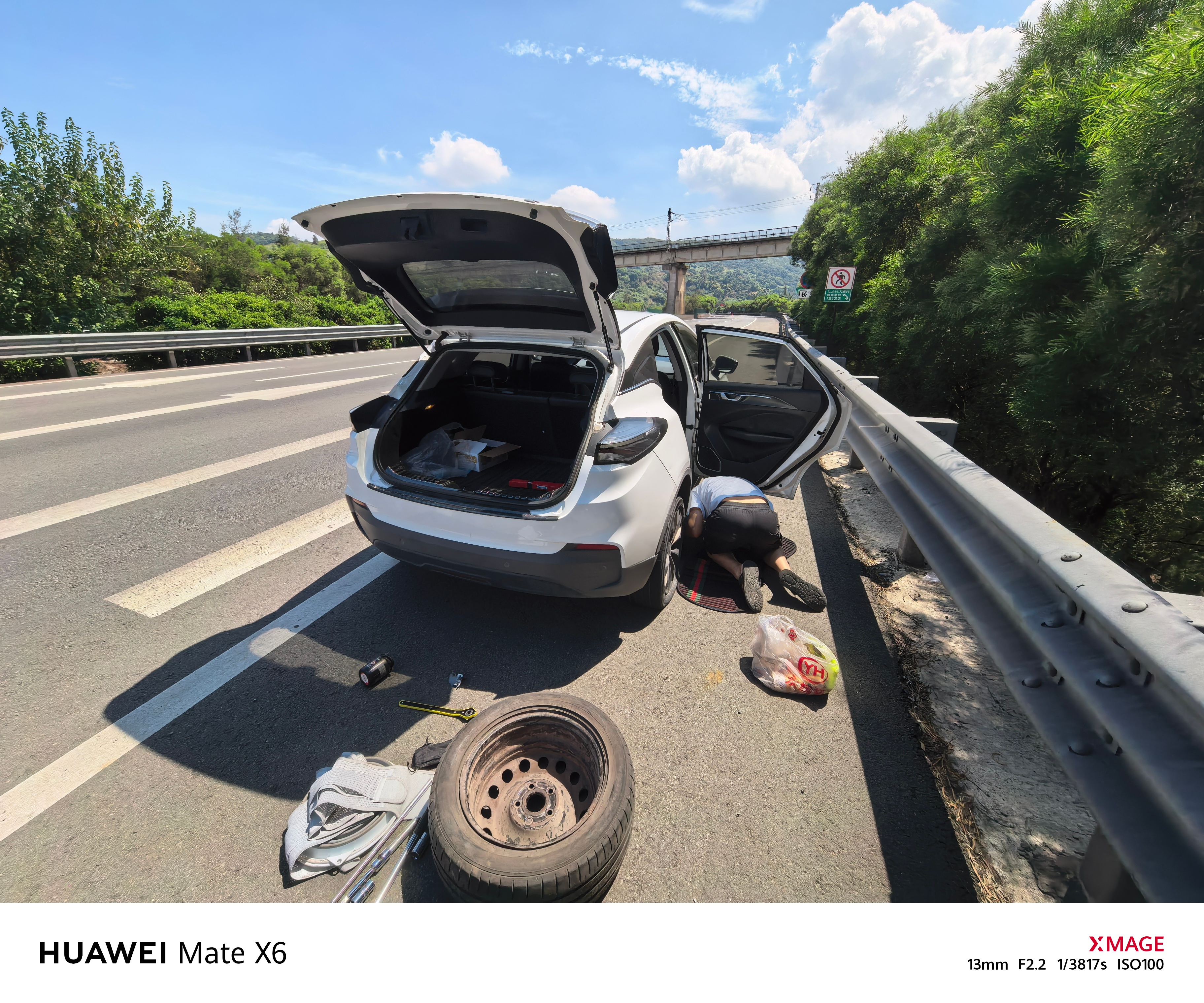 刚刚打了一辆车去机场碰到了瞬间爆胎的场景，高速120km/h这俩车是吉利几何，应
