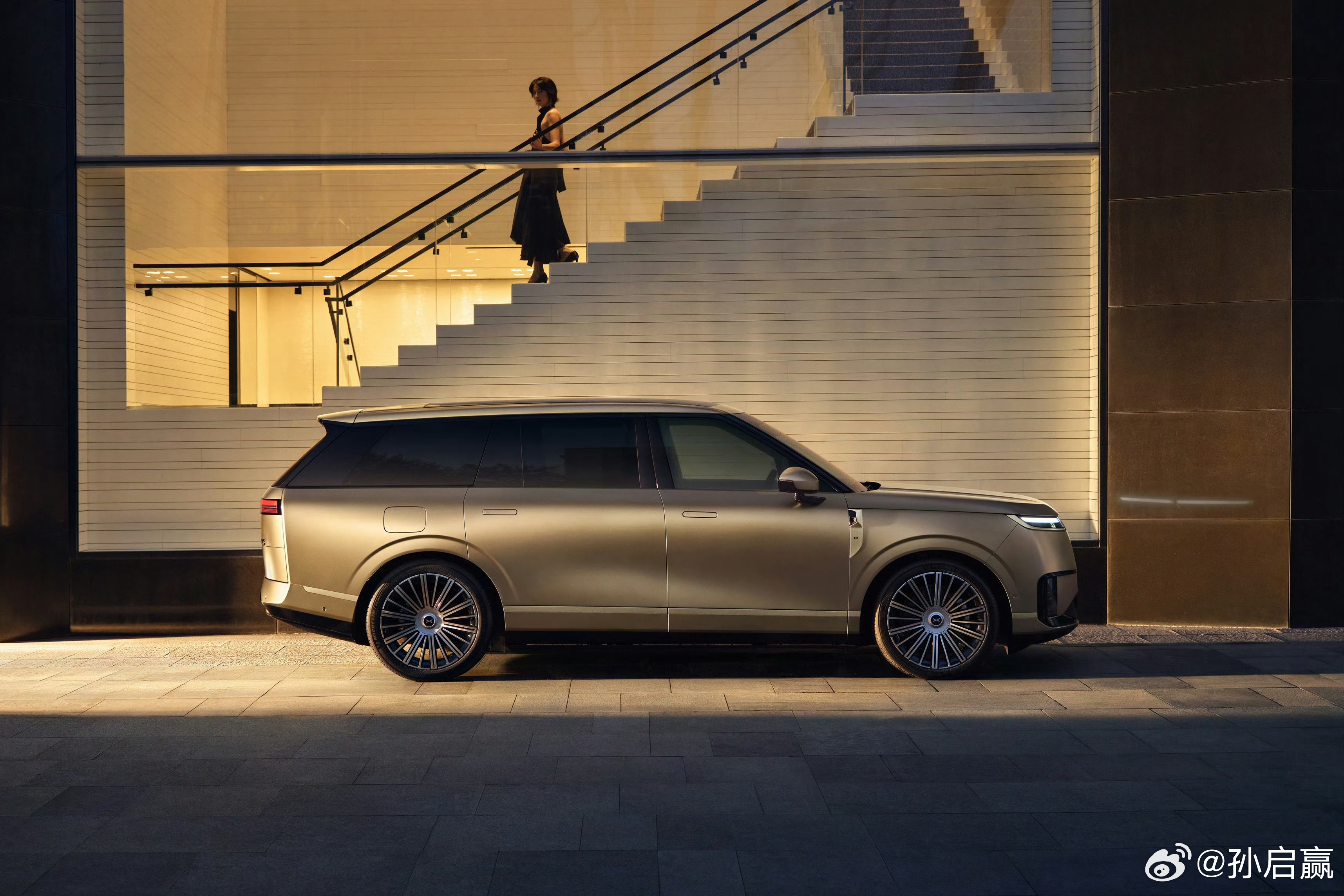 新科技旗舰小鹏GX来了 侧面看起来有模有样，如果的车圈颜值即正义，帅气是妥妥的第