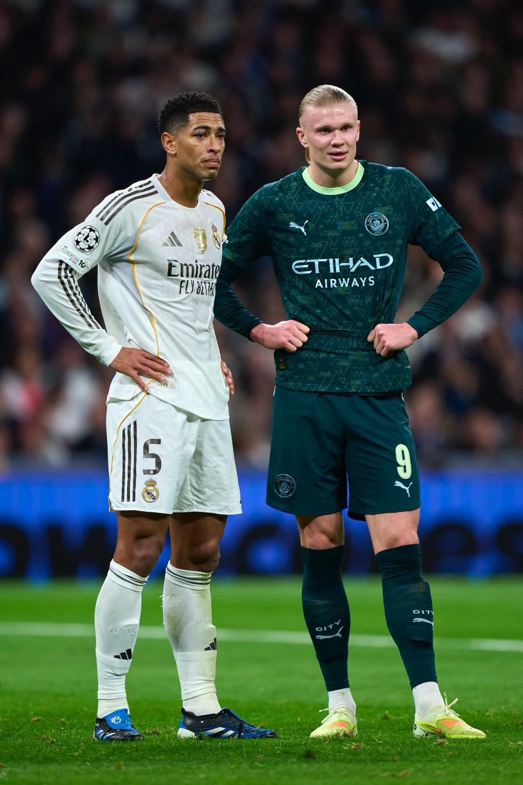 哈兰德社媒发布了两张与贝林厄姆的合影： 