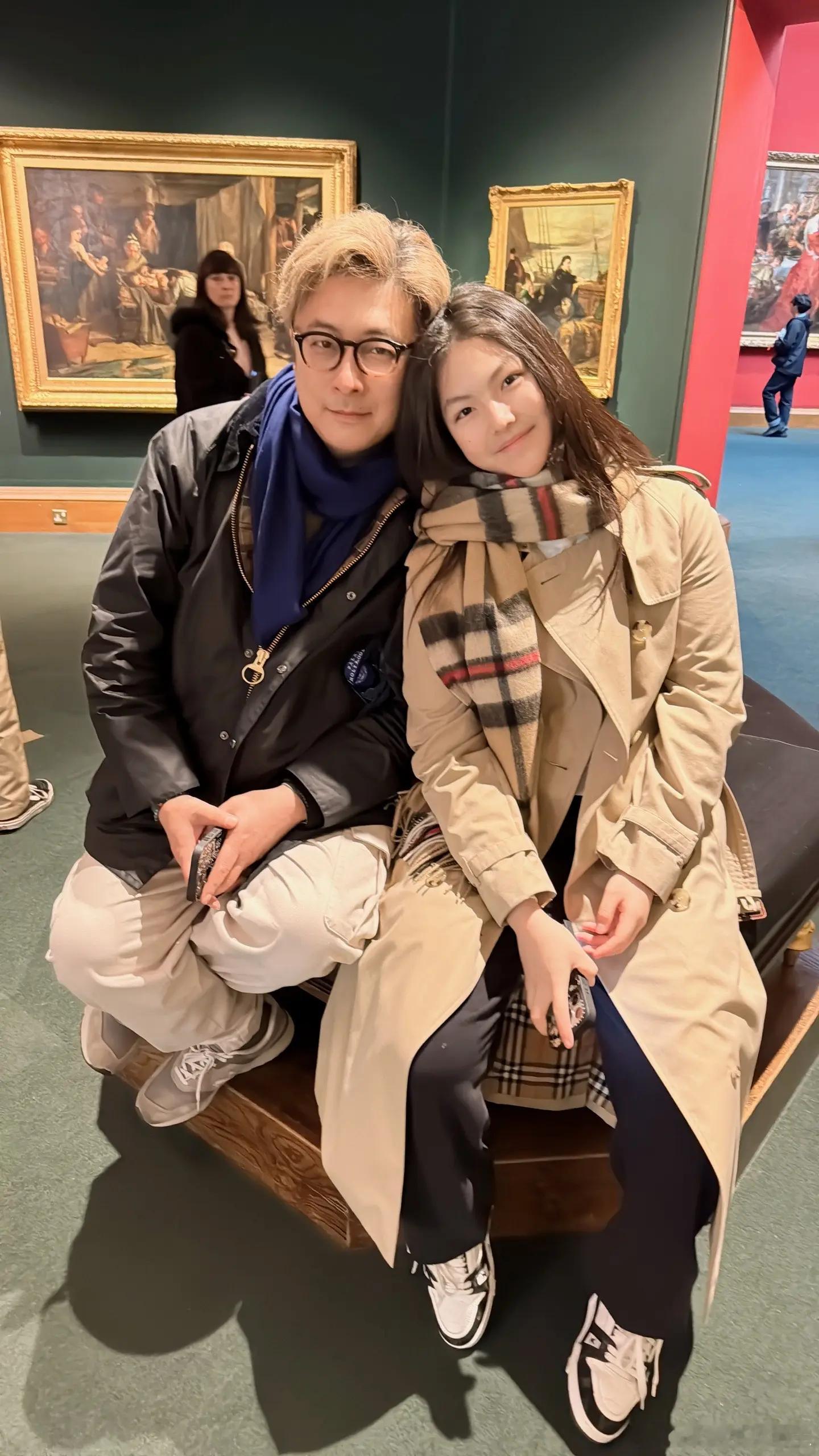 李湘一家三口看画展，王诗龄行头近4万太漂亮，王岳伦撇女友陪女儿。 ​​​