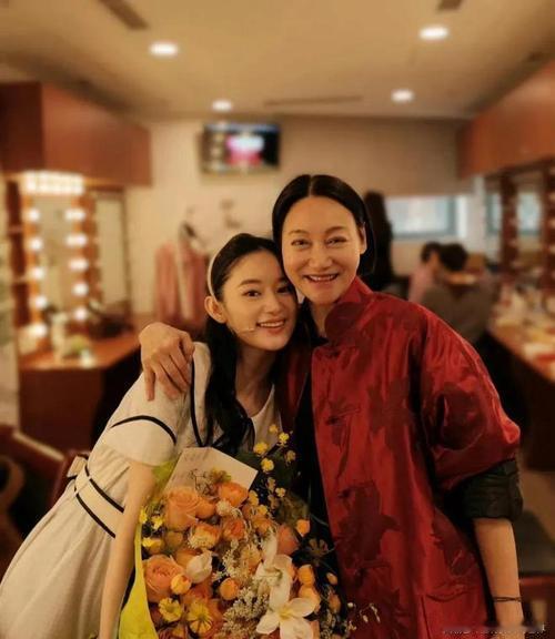 缘分太奇妙！AI相似度99.9%，惠英红亲口回应撞脸郭晓婷
 
谁能想到，大家一