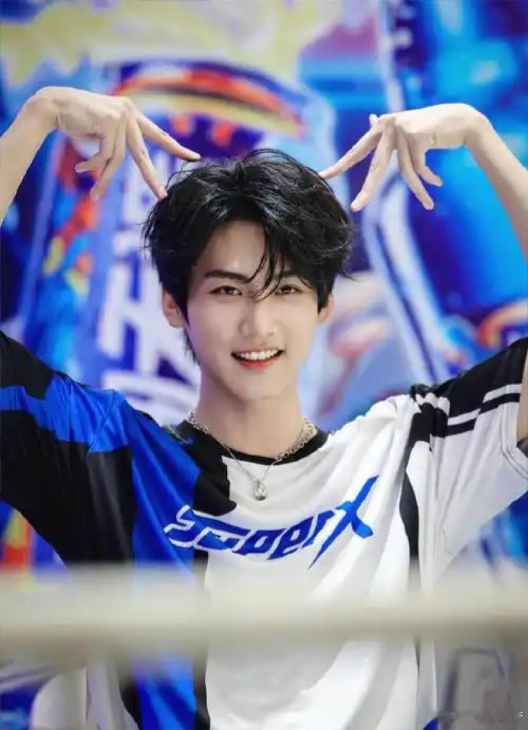 周柯宇 最会演处男的男的 这处男感简直是本色出演！茶茶的小奶狗形象被他演得活灵活