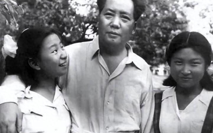 1953年，毛主席陪同李讷老师划船时谈到育英学校，表示他决定将育英学校进行下放管