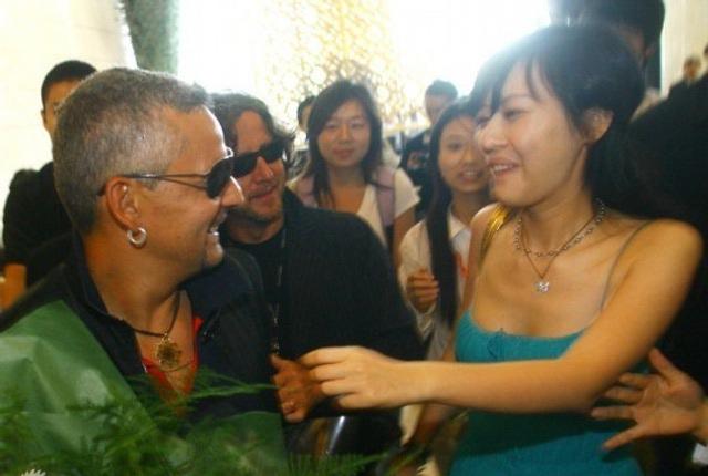 田朴珺不仅仅是王石的女人，更是第一个亲吻巴乔的中国女人。
2007年8月，意大利