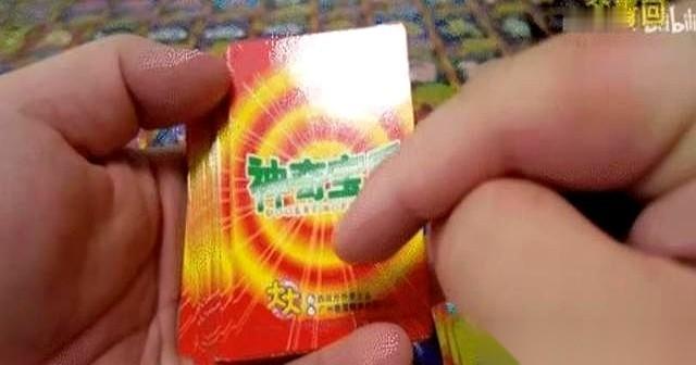 我跟你说，这世界有时候真的挺魔幻的。
一对夫妻，就靠卖给小学生那种亮闪闪的奥特曼