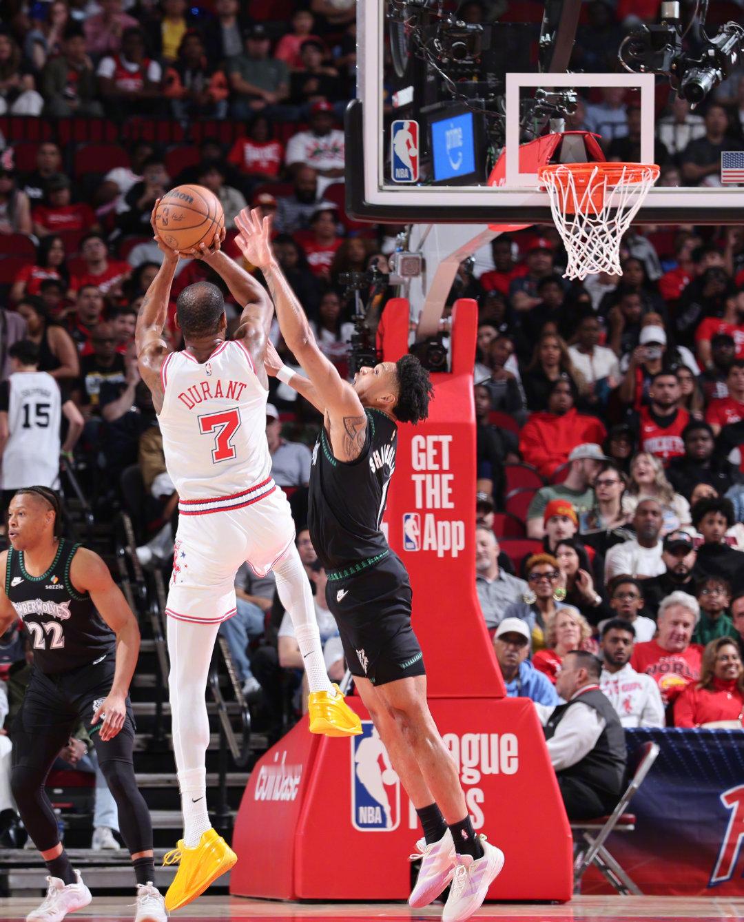 三节比赛结束！火箭106-103森林狼！森林狼vs火箭休斯顿火箭