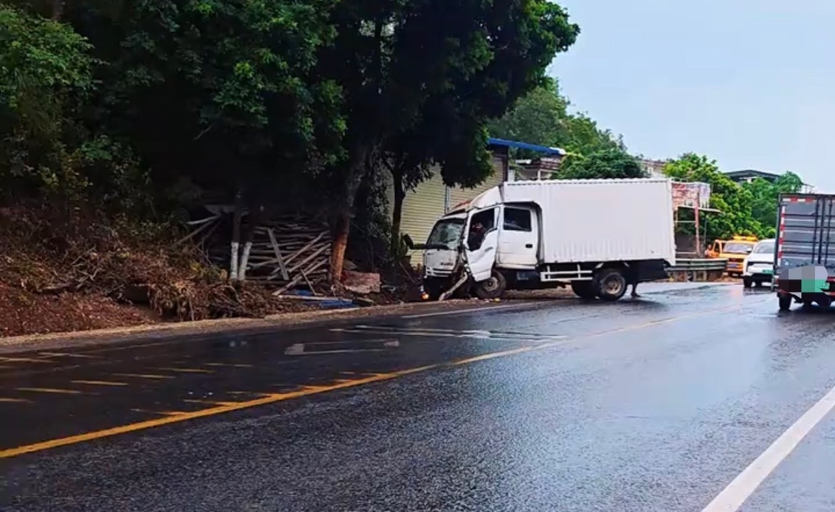【玉林一白色货车撞坏车头在路边司机被困】近日，玉林市某道路上一辆白色厢式货车撞坏