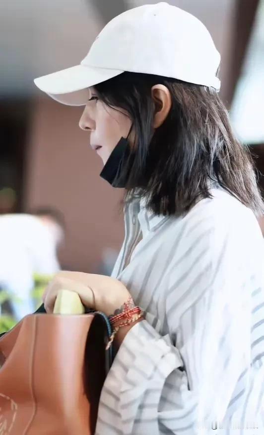 赵薇带女儿小四月出现在首都机场，15岁小四月身高一米七，肤白貌美大长腿，和爸爸黄