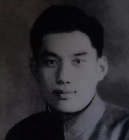 1945年4月的一天，地下党李振远刚接完头，就遇见一个要饭的。要饭的抱住他的腿，