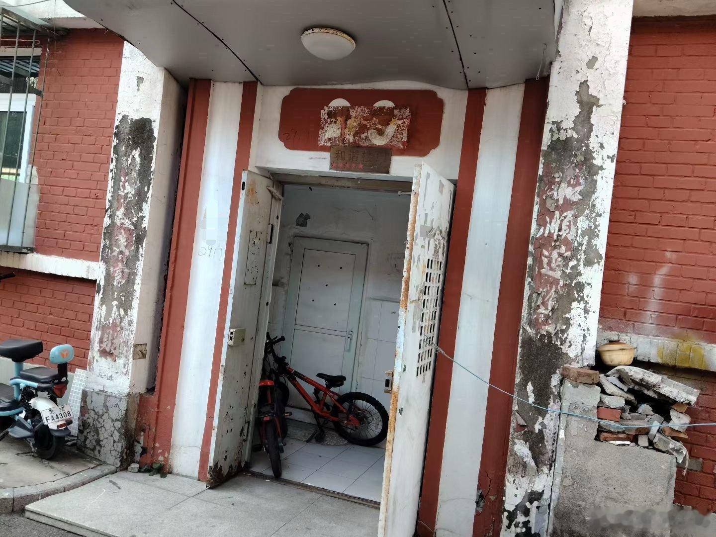 家里长辈心血来潮，去小时候生活过的大院故地重游，在院子里拍了些照片。从小就听长辈