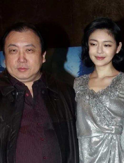以前好多人说大S是大饼脸，意思就是说她的脸大，看她当年和导演王晶站一起合影，她的