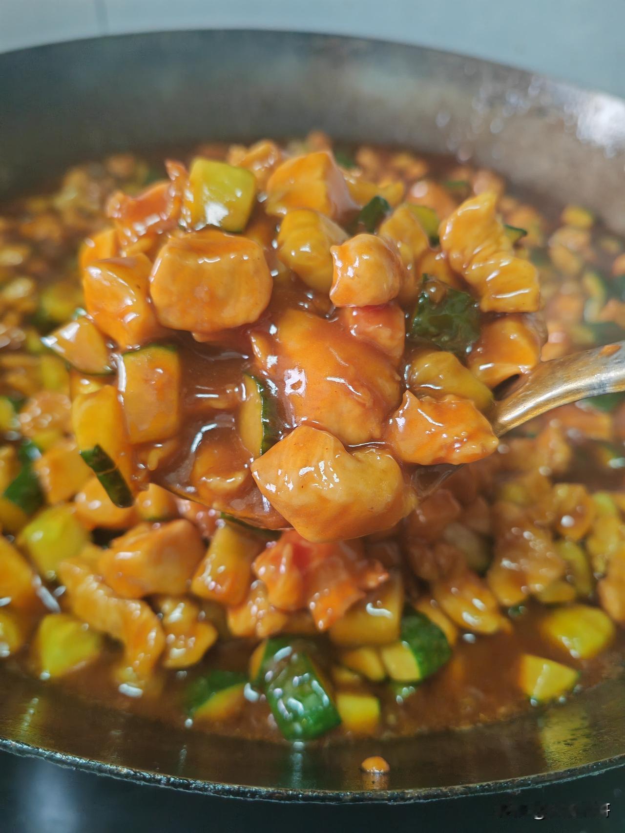 滨州北杨市场的东北盒饭今日菜品有酱爆鸡丁没、红烧肉、地三鲜、油焖尖椒，都是下饭菜