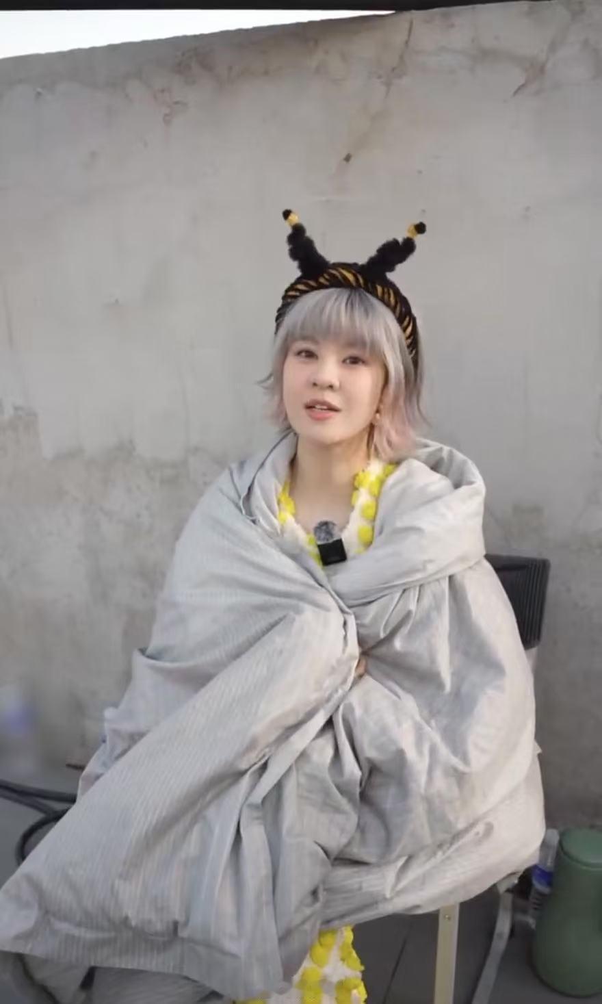 这郁可唯太开门了  哇塞！郁可唯在《老派少女》MV片场推荐的宝物太绝了，简直是抽