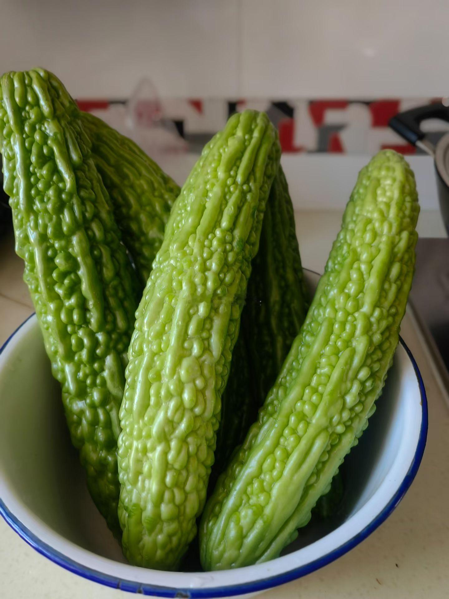生活手记记得父亲说：苦瓜又叫"半世菜"，当你觉得它不再苦，甚至有点好吃时，或许人