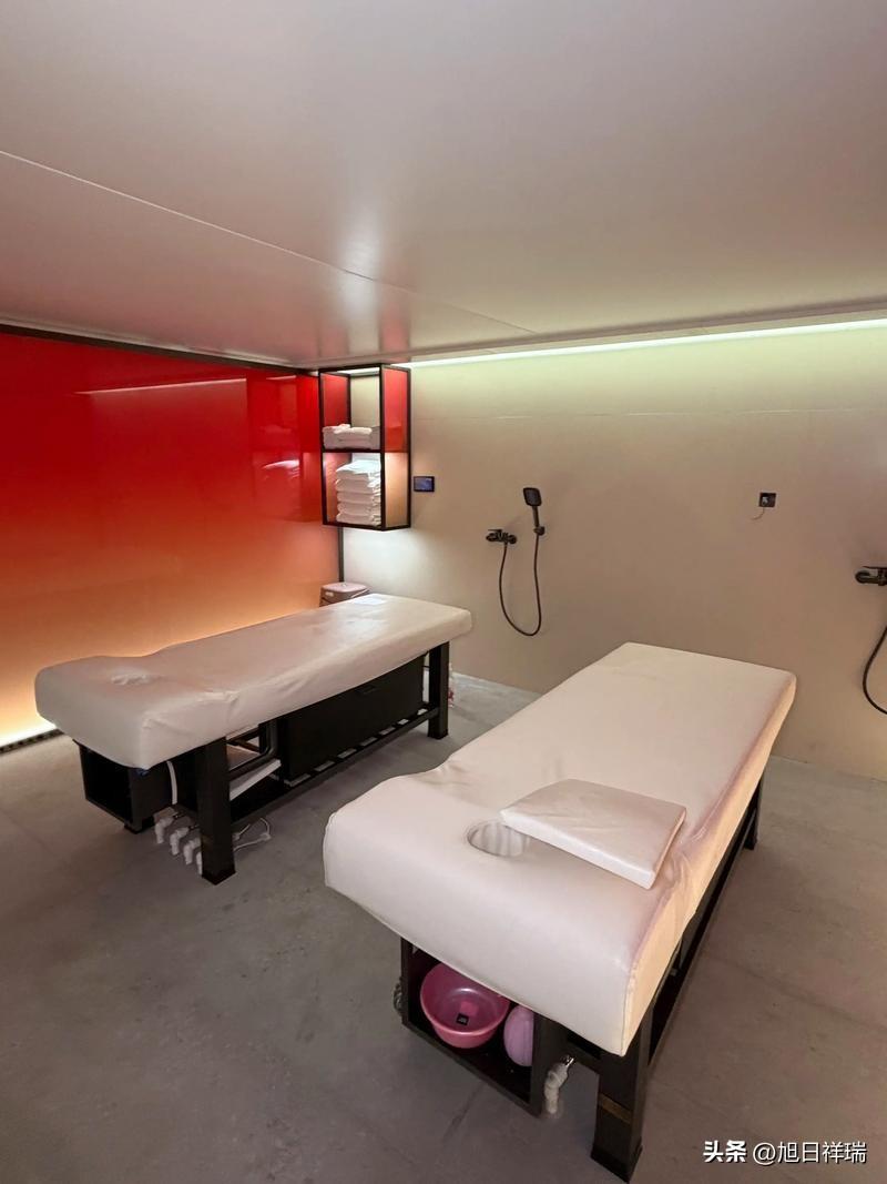 南京女子搓澡时，发现一6岁男童带手机进女浴室，搓澡阿姨看见说不归她管。商家回应：