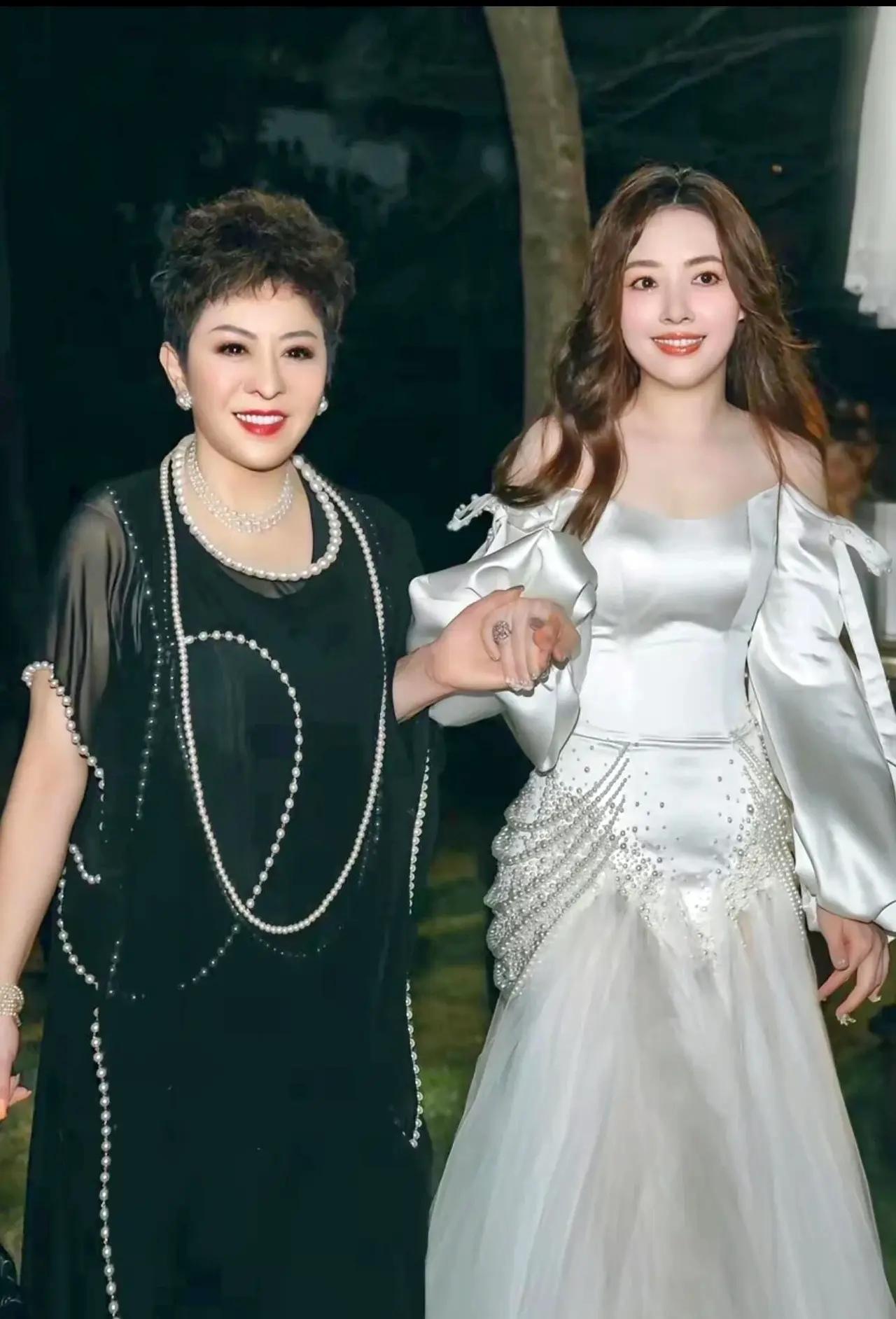 向太买的别墅没有写郭碧婷的名字，但是，她给郭碧婷买了很多地，花费数亿台币！

近