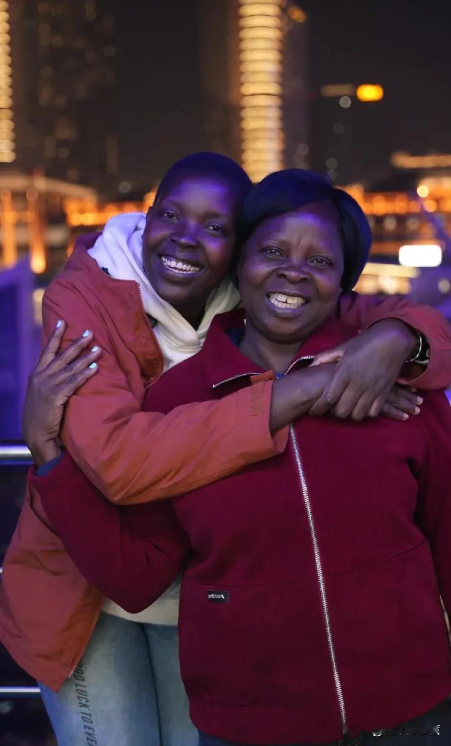 肉丝的最新视频色调有点暗[泪奔]。
妈妈和姐姐从遥远的乌干达来到中国，肉丝一家带