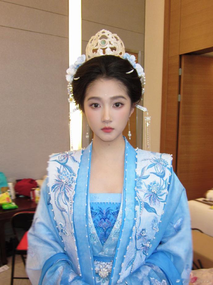 关晓彤古装妆造花絮照 这个古装关晓彤大事很妙啊，花絮都这么美，不敢想象节目里是怎