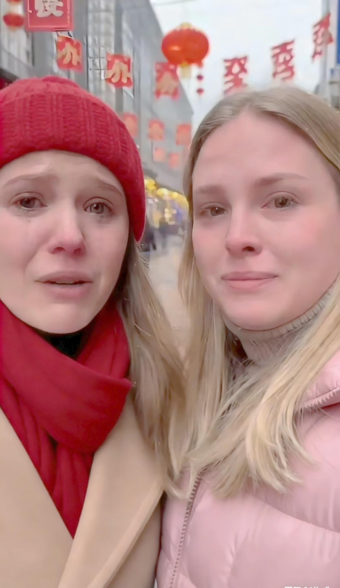 一句“家人都在不了!
瞬间击穿了多少人的心理防线。
两个乌克兰姑娘对着镜头哭，那