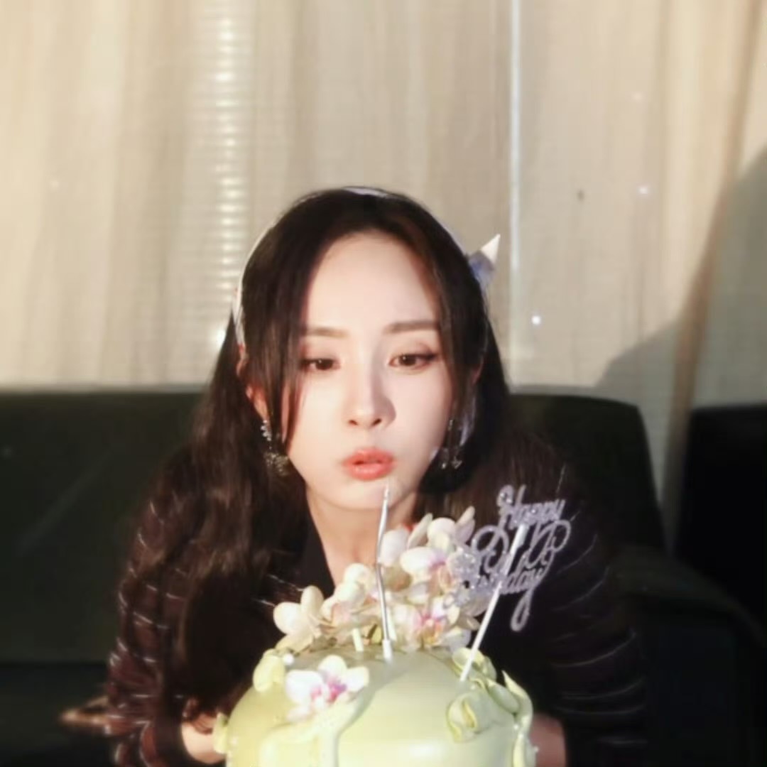 杨幂对年龄保持松弛杨幂打响指庆生杨幂对年龄保持松弛，杨幂打响指庆生，谁能不期待这